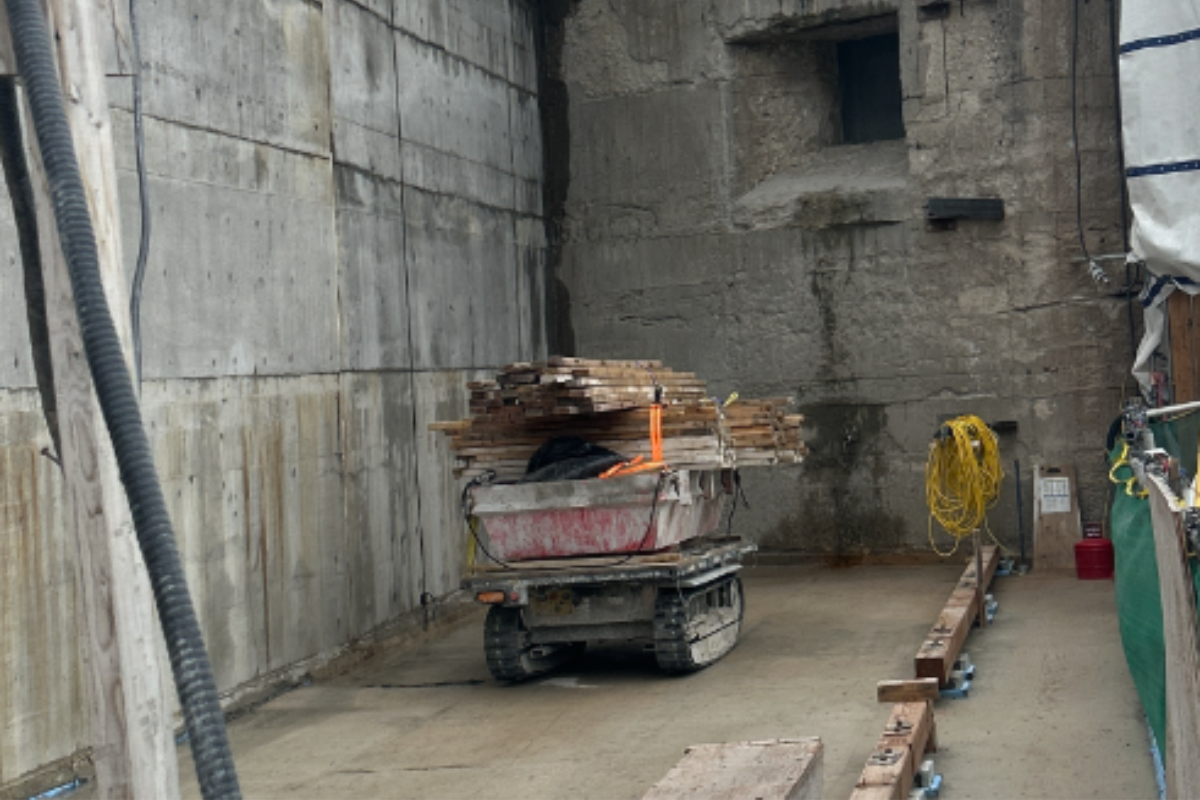 Transporting heavy construction material on a dam