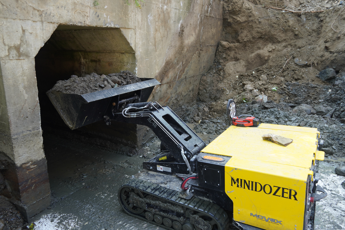 Mini-Loader Minidozer Tunnel Cleaning