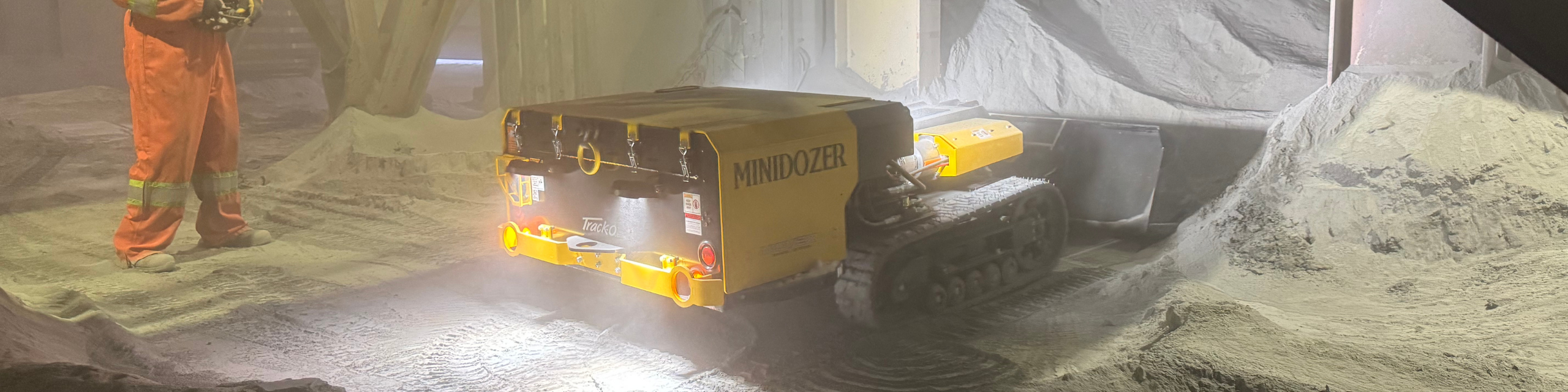 MINIDOZER cleaning spillage