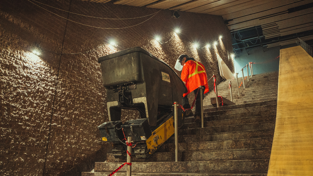 Mini-Dumper in McGill Subway station