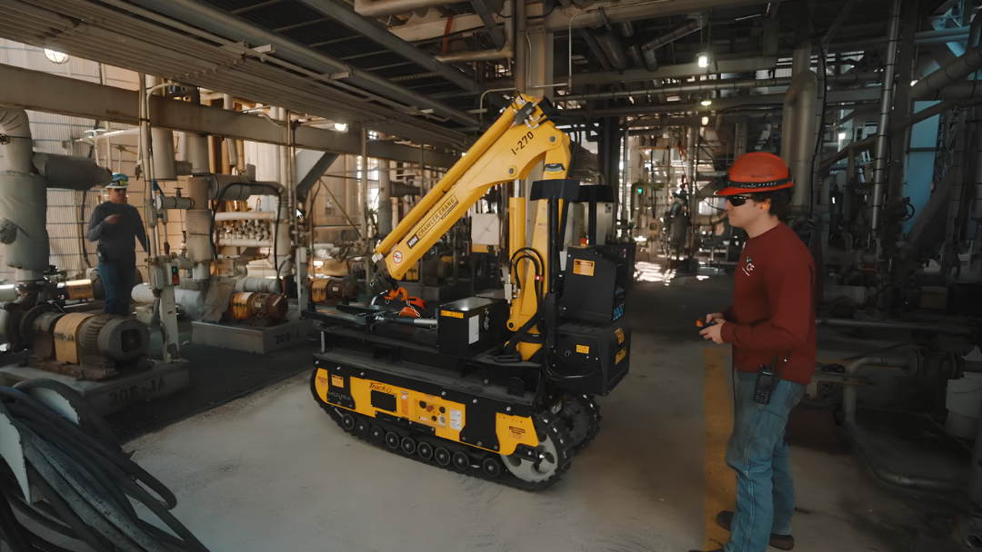 Mini-Crawler Crane between pipes to change motors