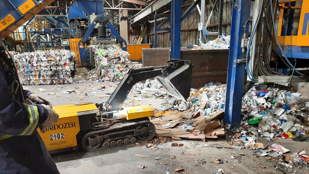 Mini loader cleaning in a recycle plant